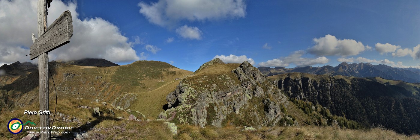 51  La croce lignea  con vista verso il Monte MIncucco e oltre.jpg